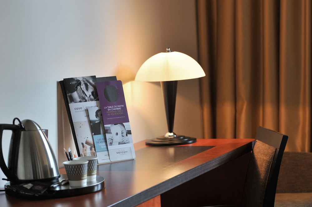 Habitación estándar con una cama grande del hotel Mercure Maurepas Saint Quentin. Foto 4