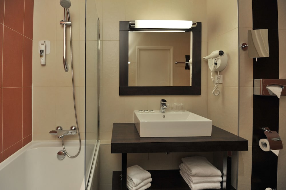 Habitación estándar con camas individuales del hotel Mercure Maurepas Saint Quentin. Foto 6