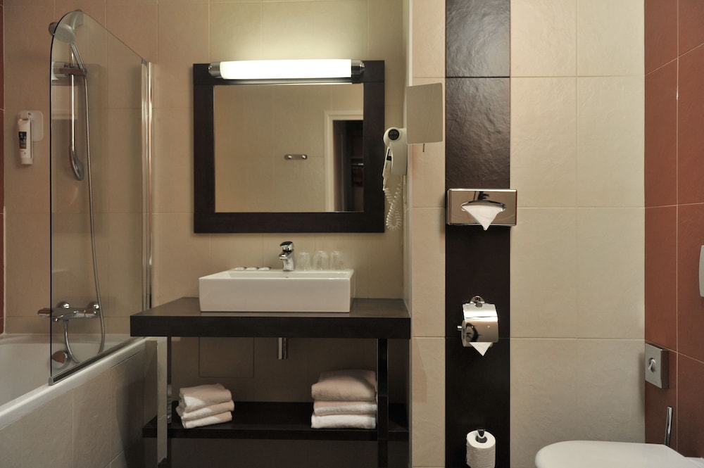 Habitación Triple del hotel Mercure Maurepas Saint Quentin. Foto 8