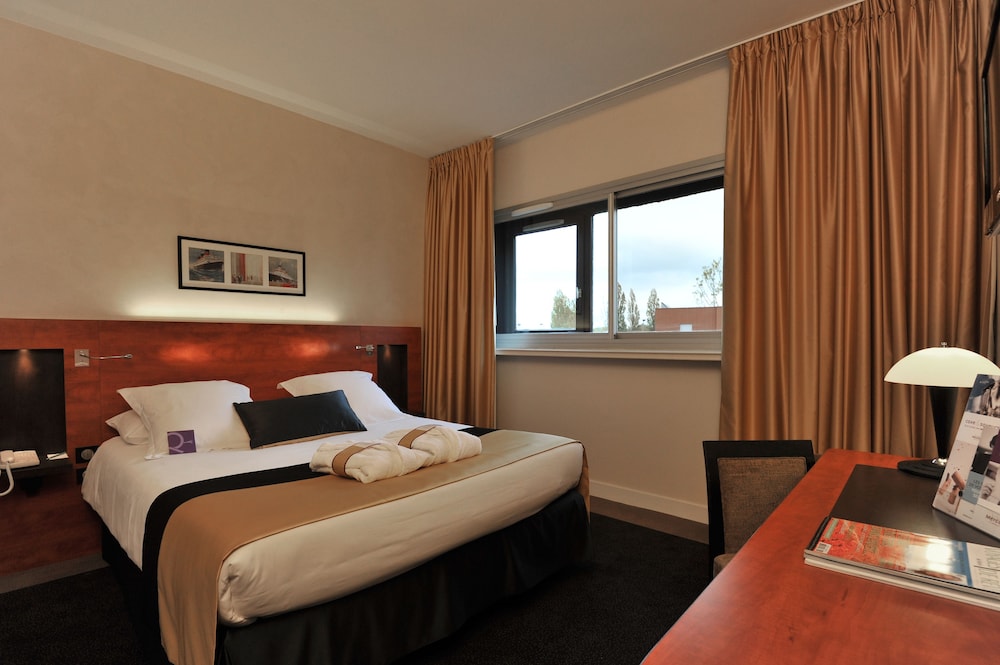 Habitación Privilege con una cama grande del hotel Mercure Maurepas Saint Quentin. Foto 1