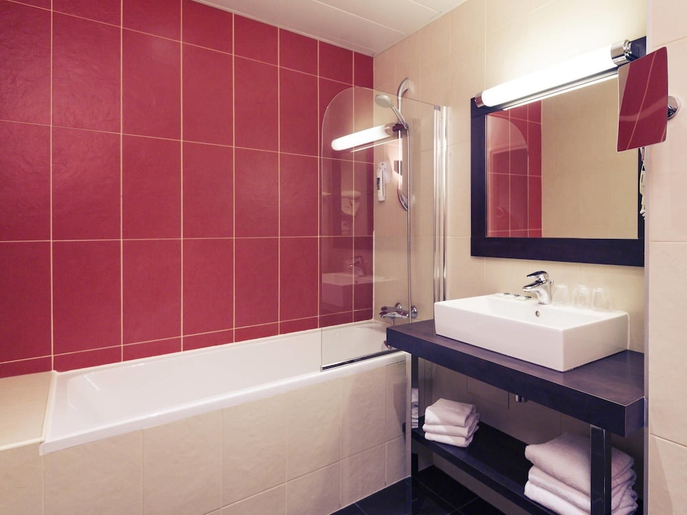 Habitación Privilege con una cama grande del hotel Mercure Maurepas Saint Quentin. Foto 3