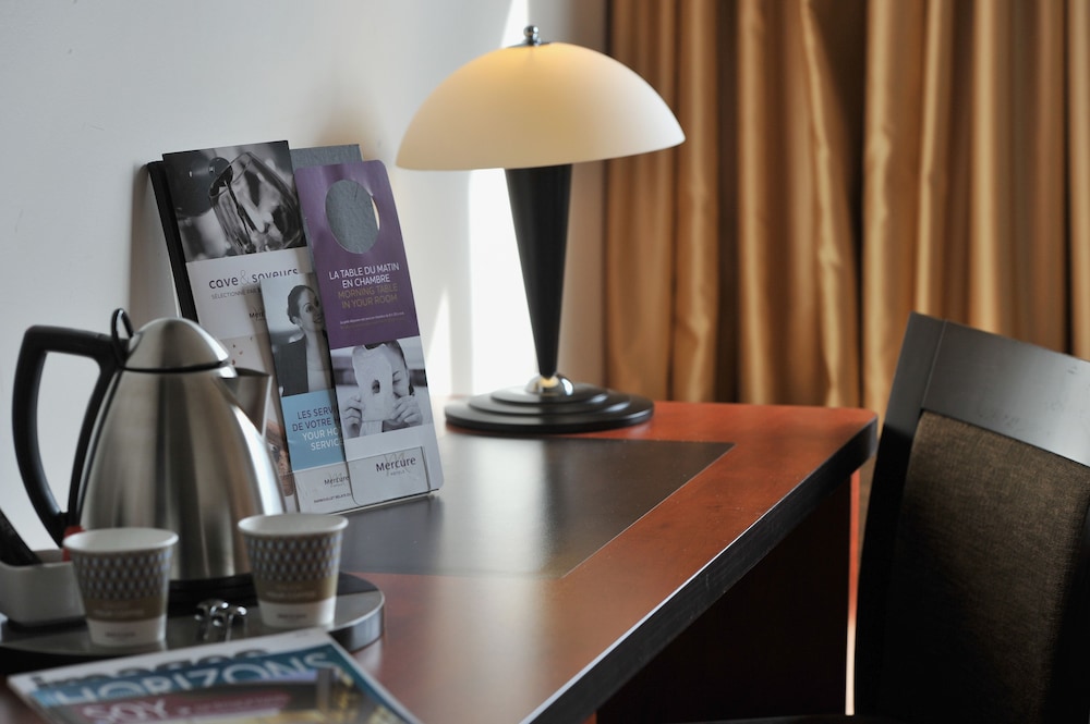 Habitación Privilege con una cama grande del hotel Mercure Maurepas Saint Quentin. Foto 4