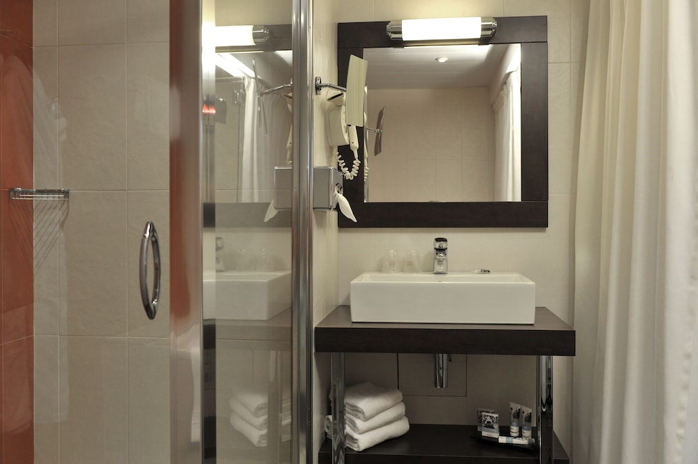Habitación Privilege con una cama grande del hotel Mercure Maurepas Saint Quentin. Foto 5