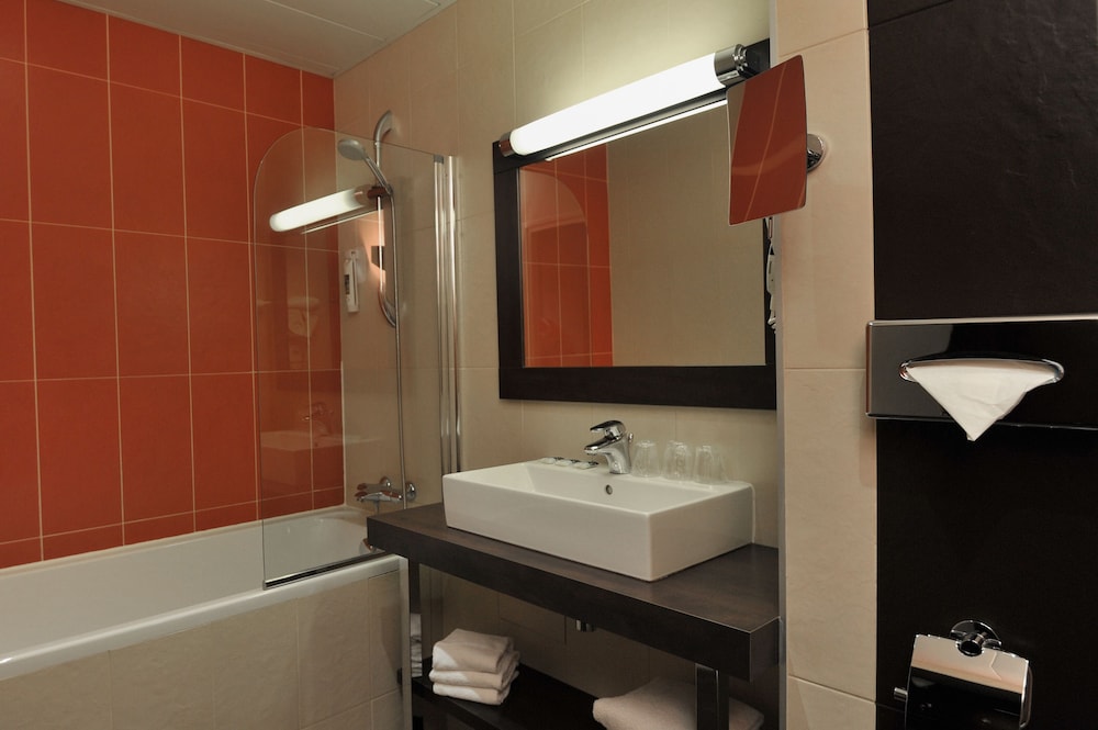 Habitación Privilege con una cama grande del hotel Mercure Maurepas Saint Quentin. Foto 7