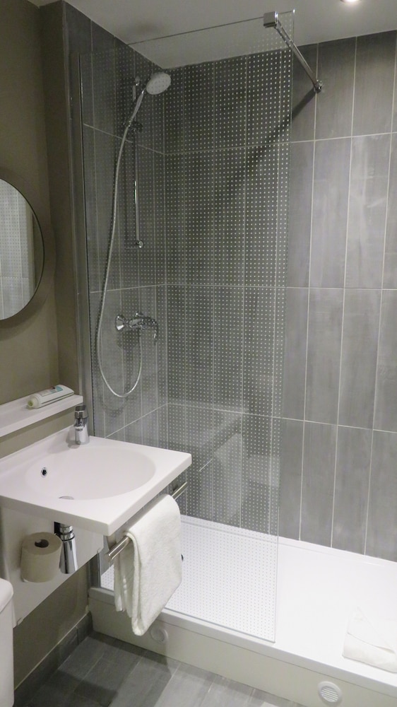 Suite familiar, 2 camas dobles (Standard) del hotel IBIS MELUN. Foto 3
