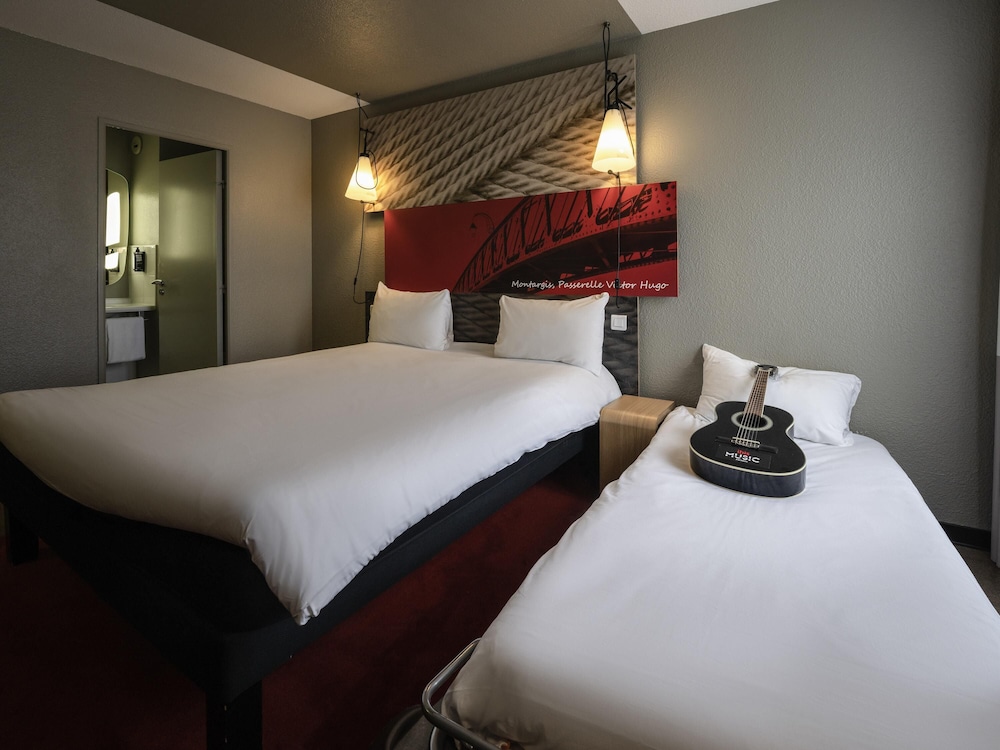 Habitación estándar con una cama doble y una cama individual del hotel Ibis Montargis. Foto 1
