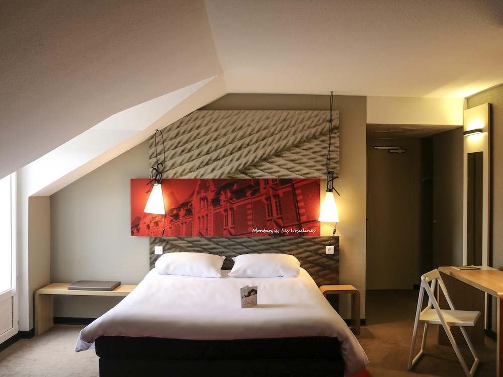 Habitación estándar con una cama doble y una cama individual del hotel Ibis Montargis