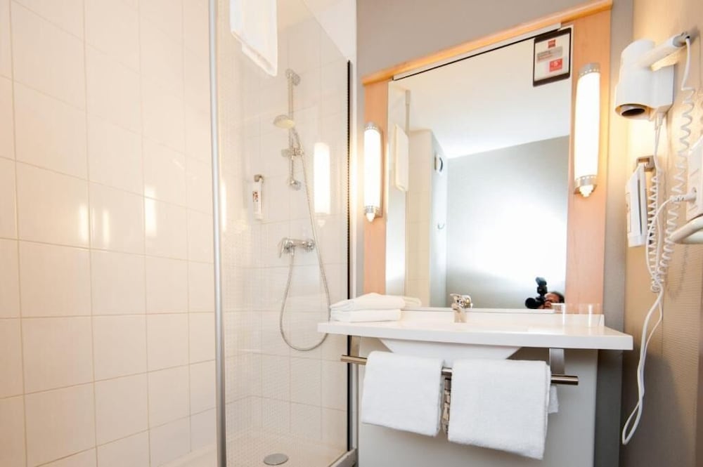 Habitación estándar con dos camas individuales del hotel Ibis Calais Car Ferry. Foto 3