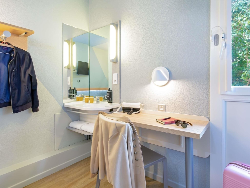 TRIPLE - Habitación con una cama doble y una litera del hotel Ibis Budget Cavaillon