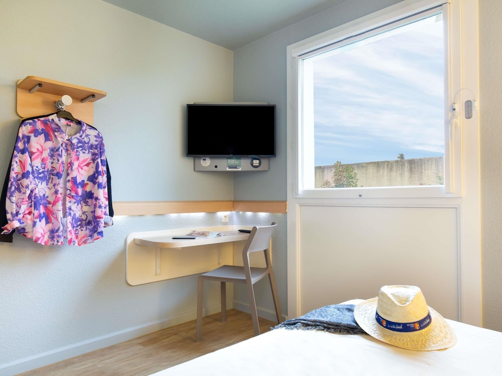 TRIPLE - Habitación con una cama doble y una litera del hotel Ibis Budget Cavaillon
