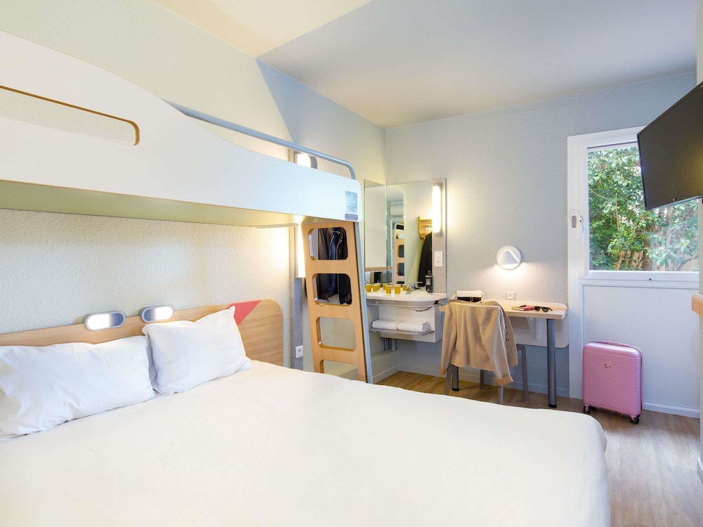 TRIPLE - Habitación con una cama doble y una litera del hotel Ibis Budget Cavaillon. Foto 1