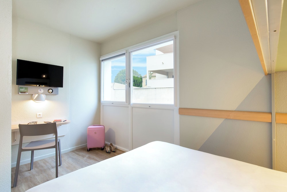 TRIPLE - Habitación con una cama doble y una litera del hotel Ibis Budget Cavaillon. Foto 2