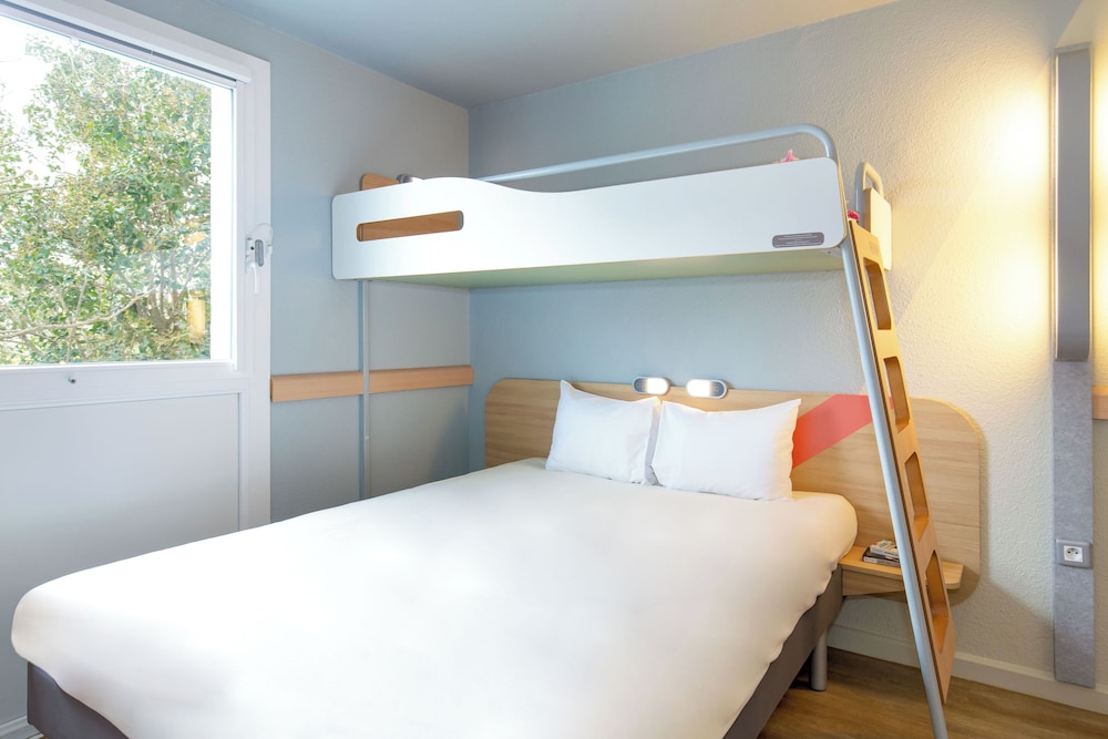 TRIPLE - Habitación con una cama doble y una litera del hotel Ibis Budget Cavaillon. Foto 3