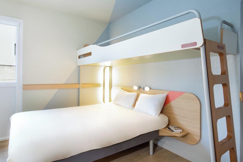 TRIPLE - Habitación con una cama doble y una litera del hotel Ibis Budget Cavaillon. Foto 4