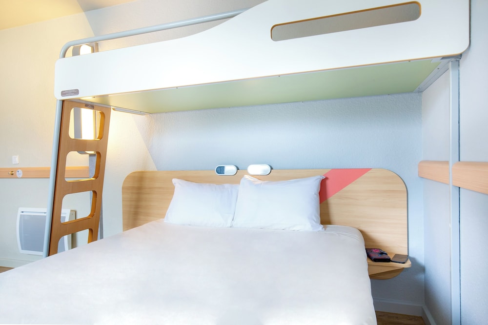 TRIPLE - Habitación con una cama doble y una litera del hotel Ibis Budget Cavaillon. Foto 5