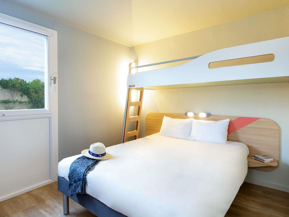TRIPLE - Habitación con una cama doble y una litera del hotel Ibis Budget Cavaillon. Foto 7