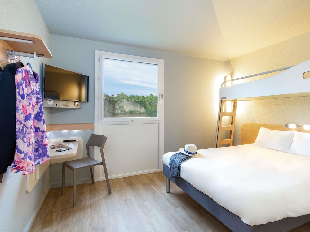 TRIPLE - Habitación con una cama doble y una litera del hotel Ibis Budget Cavaillon. Foto 8