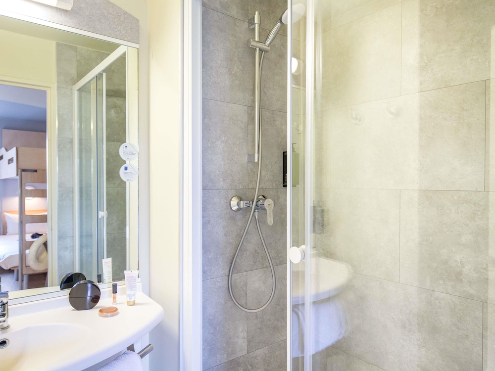 TRIPLE - Habitación con una cama doble y una litera del hotel Ibis Budget Cavaillon. Foto 9