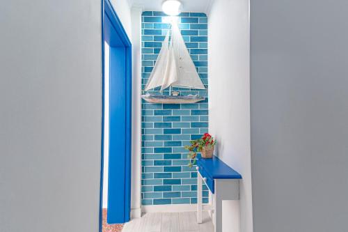 Habitación Doble Deluxe con balcón del hotel Hostel Neon. Foto 1