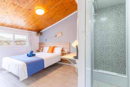 Habitación Doble Deluxe con balcón del hotel Hostel Neon. Foto 3