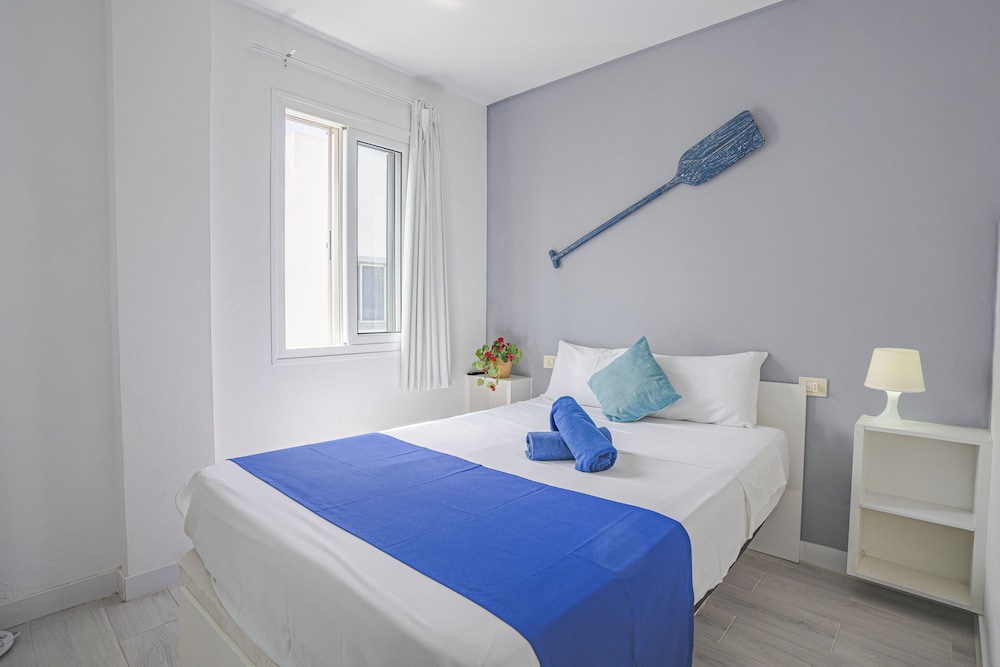 Habitación doble, baño privado del hotel Hostel Neon. Foto 2