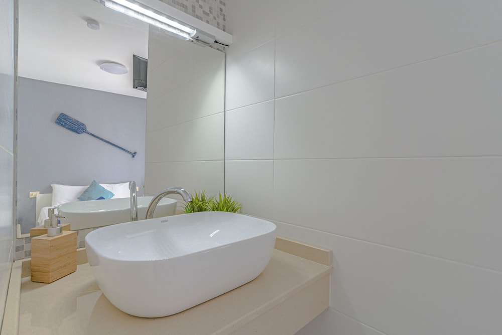 Habitación doble, baño privado del hotel Hostel Neon. Foto 3