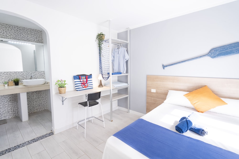 Habitación Deluxe doble, baño privado (Extra bed) del hotel Hostel Neon. Foto 11