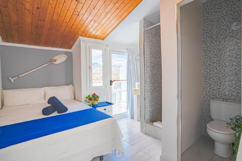 Habitación Doble con baño privado del hotel Hostel Neon. Foto 8