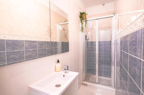 Habitación Doble con baño privado del hotel Hostel Neon. Foto 12