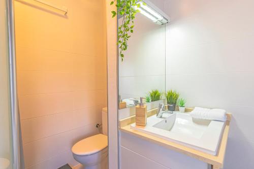 Habitación Doble con baño privado del hotel Hostel Neon. Foto 17