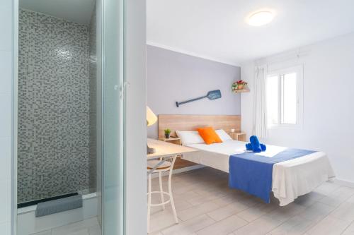 Habitación Doble Deluxe con balcón del hotel Hostel Neon. Foto 8