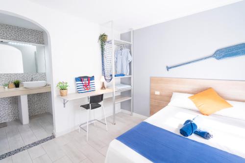 Habitación Doble Deluxe con balcón del hotel Hostel Neon. Foto 12