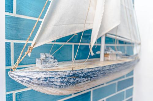 Habitación Doble Deluxe con balcón del hotel Hostel Neon. Foto 25