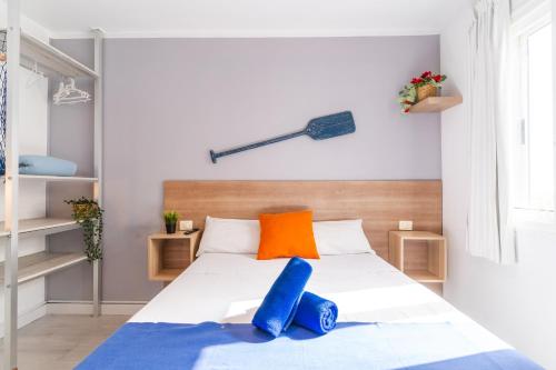 Habitación Doble Deluxe con balcón del hotel Hostel Neon. Foto 26