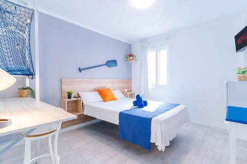 Habitación Doble Deluxe con balcón del hotel Hostel Neon. Foto 27