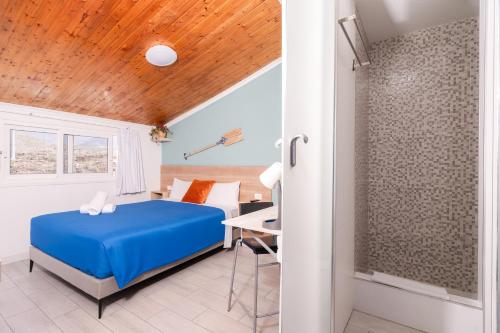 Habitación Doble Deluxe con balcón del hotel Hostel Neon. Foto 28