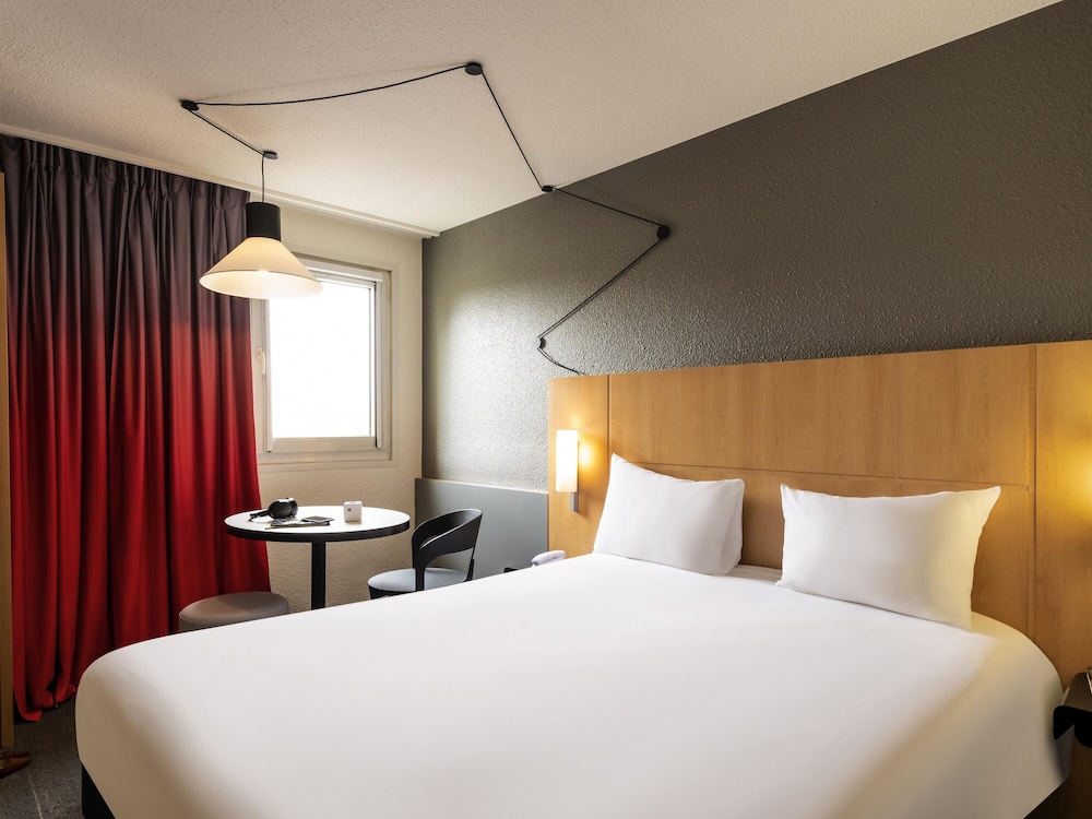 Habitación Standard con una cama doble del hotel Ibis Cergy Pontoise Le Port. Foto 2
