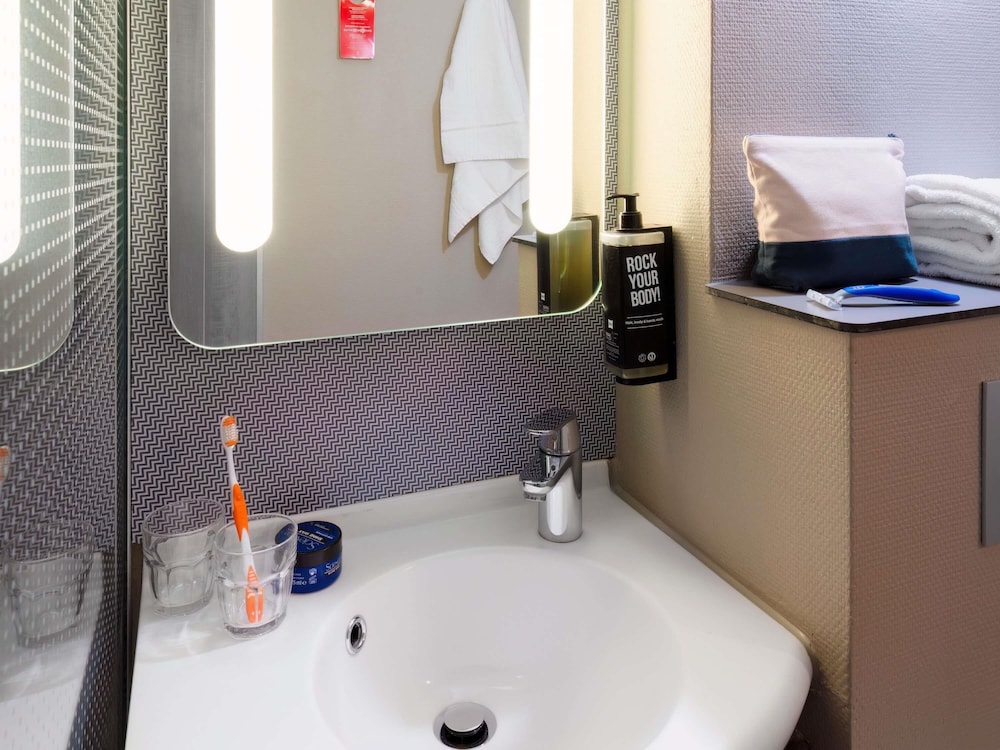 Habitación Standard con una cama doble del hotel Ibis Cergy Pontoise Le Port. Foto 4