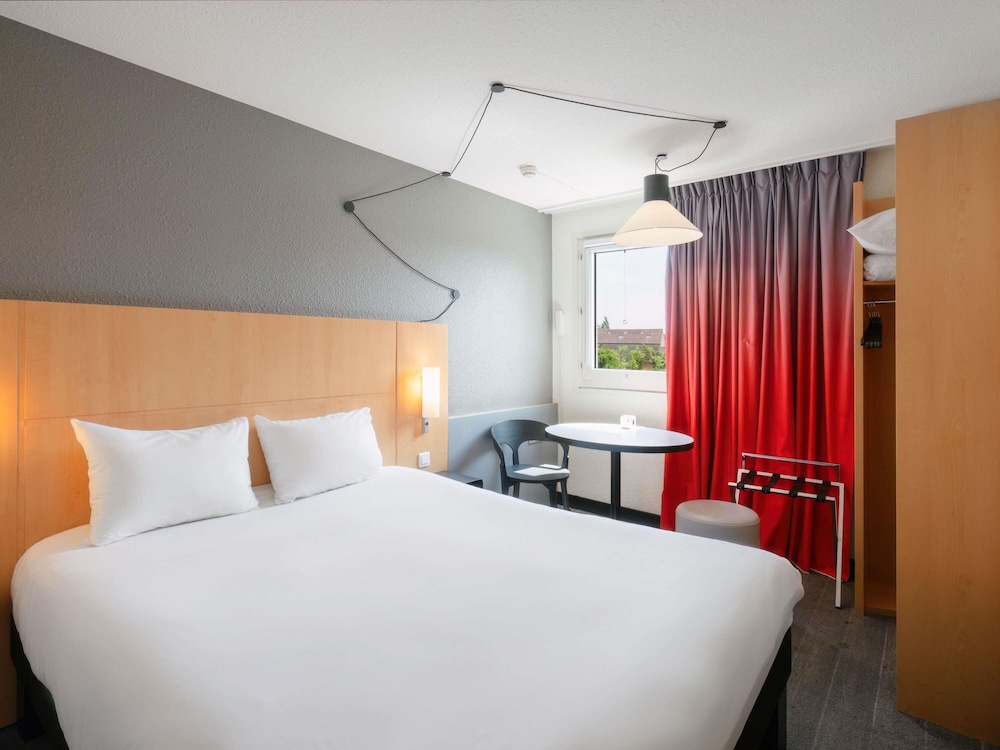 Habitación Standard con una cama doble del hotel Ibis Cergy Pontoise Le Port. Foto 6