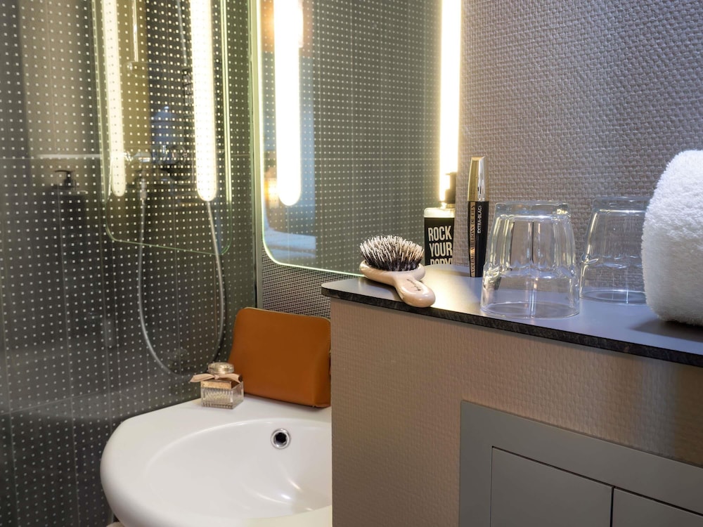 Habitación Standard con una cama doble del hotel Ibis Cergy Pontoise Le Port. Foto 9