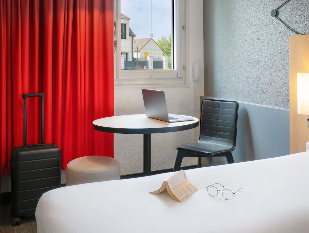 Habitación Standard con dos camas individuales del hotel Ibis Cergy Pontoise Le Port. Foto 4
