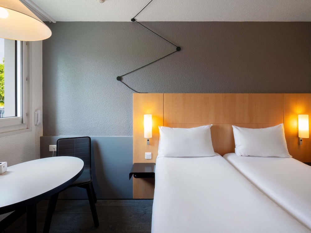 Habitación Standard con dos camas individuales del hotel Ibis Cergy Pontoise Le Port. Foto 5