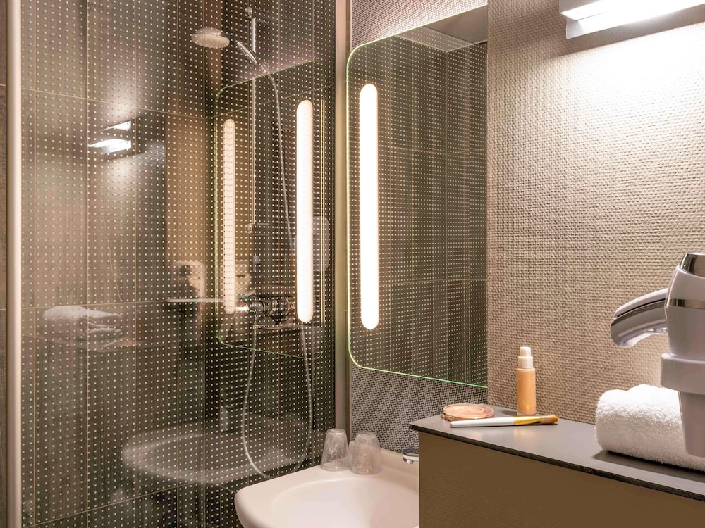 Habitación Standard con dos camas individuales del hotel Ibis Cergy Pontoise Le Port. Foto 7