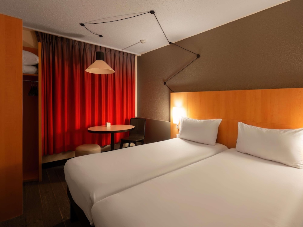Habitación Standard con dos camas individuales del hotel Ibis Cergy Pontoise Le Port. Foto 8