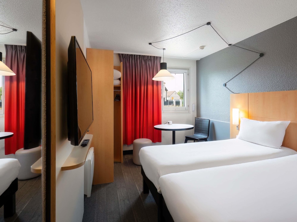 Habitación Standard con dos camas individuales del hotel Ibis Cergy Pontoise Le Port. Foto 9