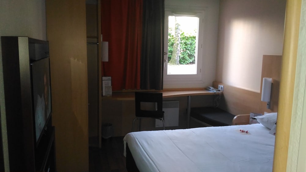 Habitación Standard con una cama doble del hotel Ibis Chalon Sur Saone Nord. Foto 1