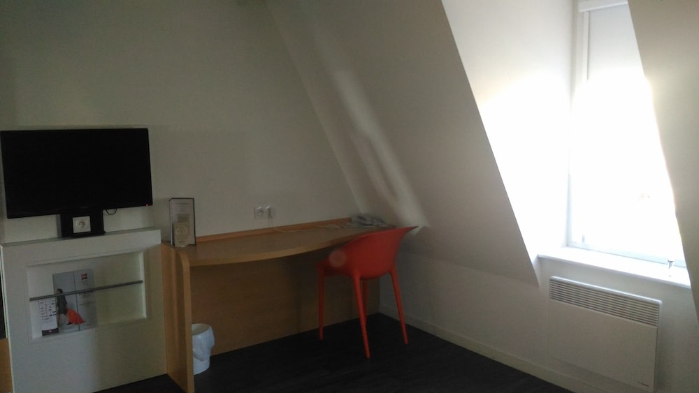 Habitación Standard con una cama doble del hotel Ibis Chalon Sur Saone Nord. Foto 2