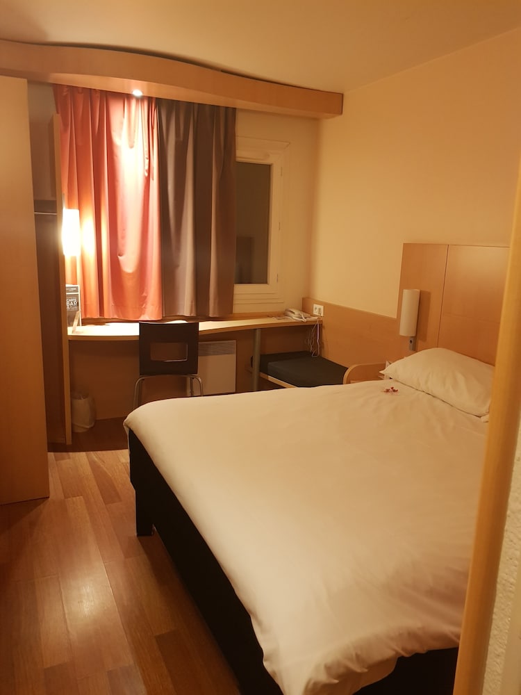 Habitación Standard con una cama doble del hotel Ibis Chalon Sur Saone Nord. Foto 4
