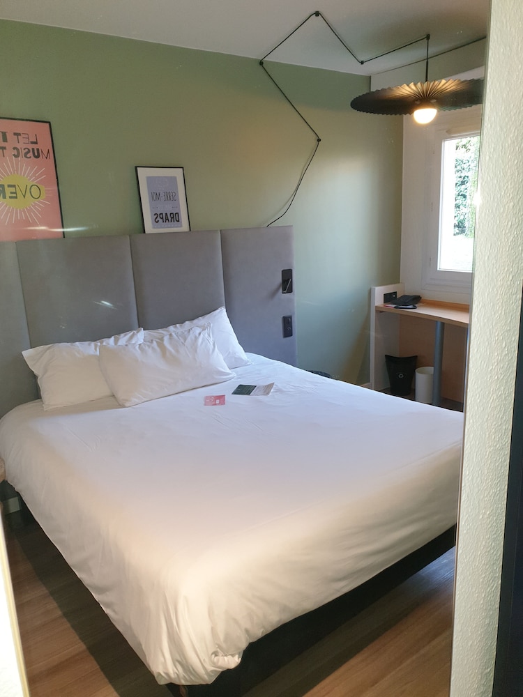 Habitación Standard con una cama doble del hotel Ibis Chalon Sur Saone Nord. Foto 5