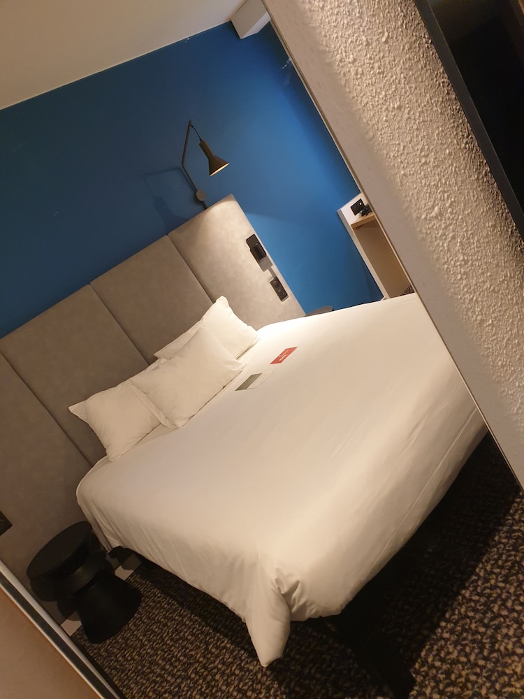 Habitación Standard con una cama doble del hotel Ibis Chalon Sur Saone Nord. Foto 6